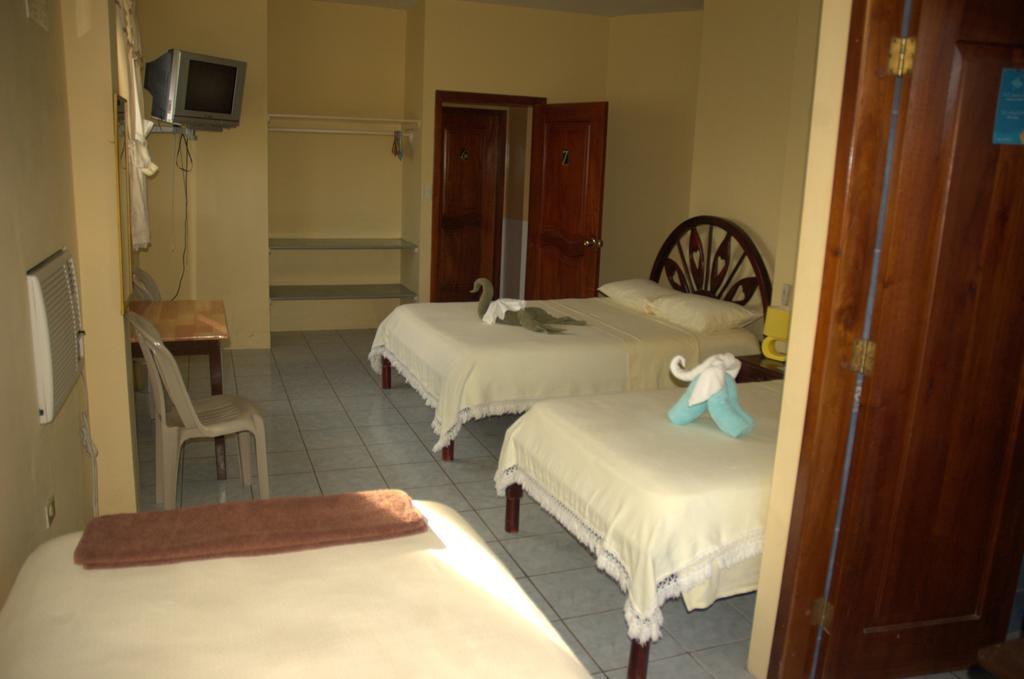 Hostal La Isla Del Descanso Puerto Villamil Esterno foto