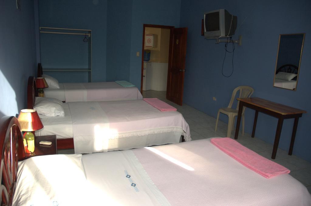Hostal La Isla Del Descanso Puerto Villamil Esterno foto