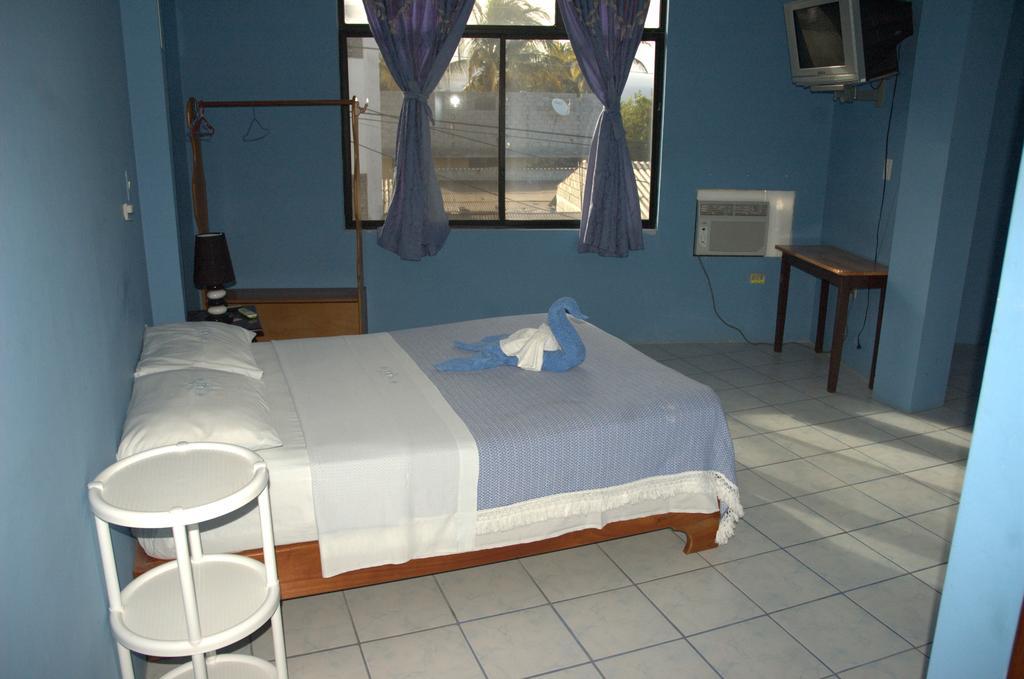Hostal La Isla Del Descanso Puerto Villamil Esterno foto