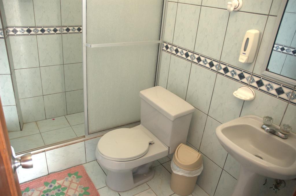 Hostal La Isla Del Descanso Puerto Villamil Esterno foto