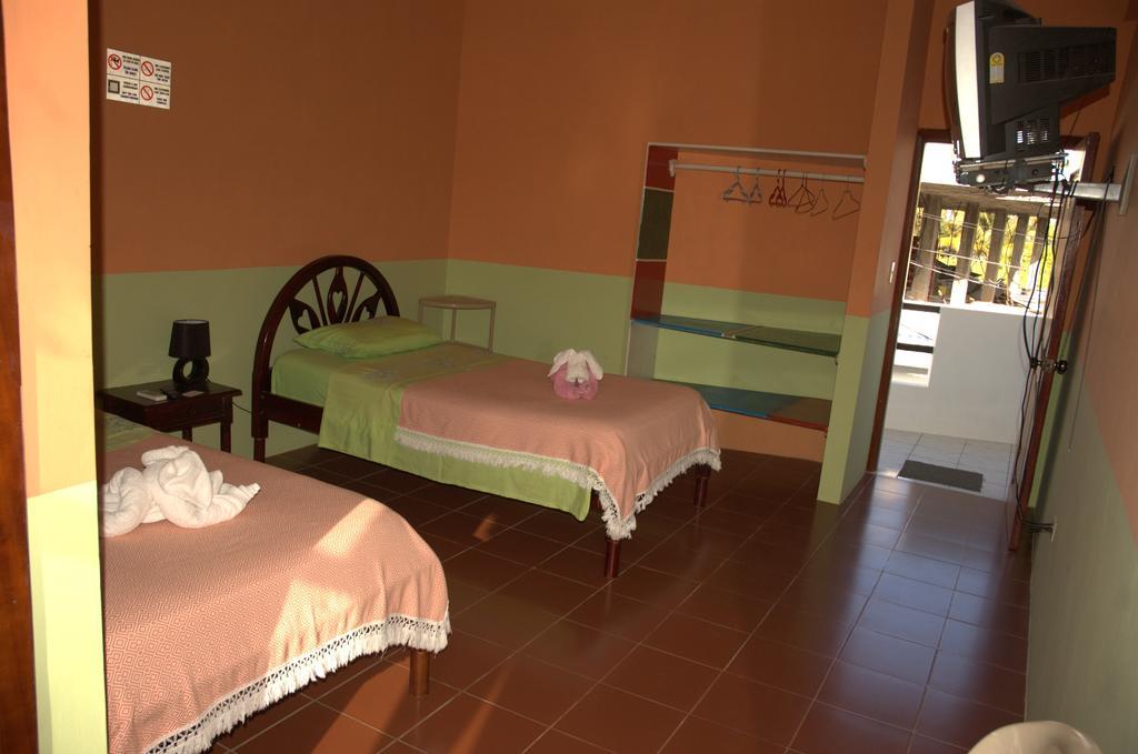 Hostal La Isla Del Descanso Puerto Villamil Esterno foto
