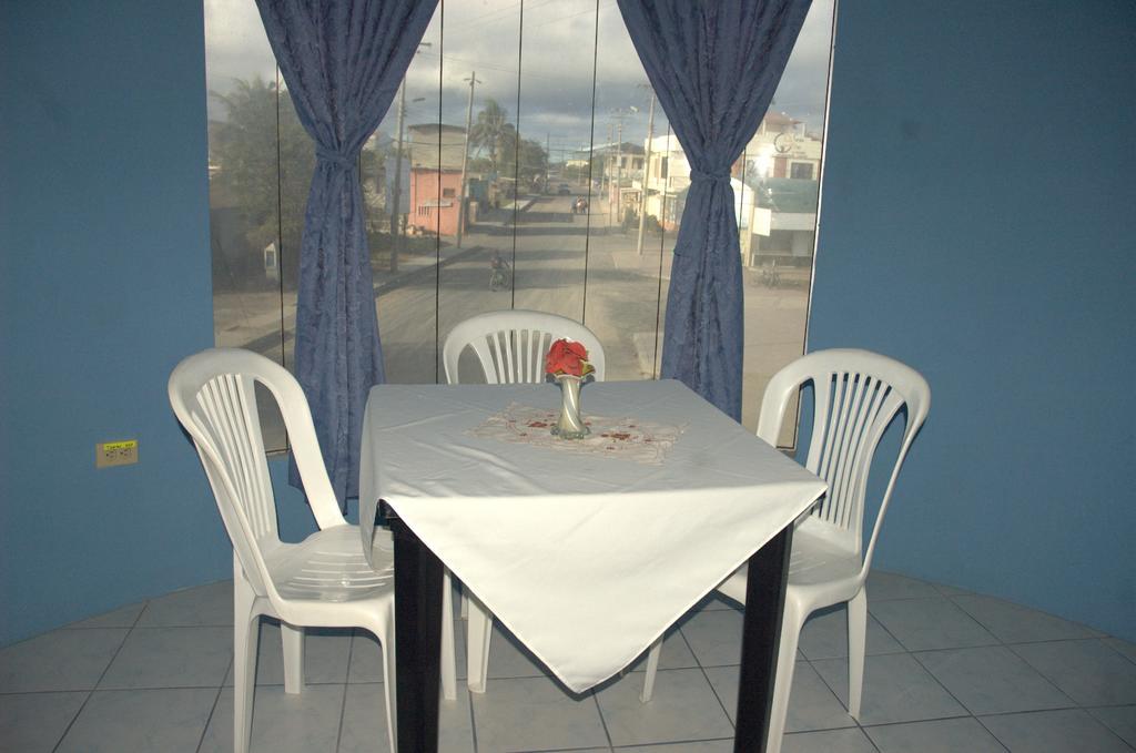 Hostal La Isla Del Descanso Puerto Villamil Esterno foto