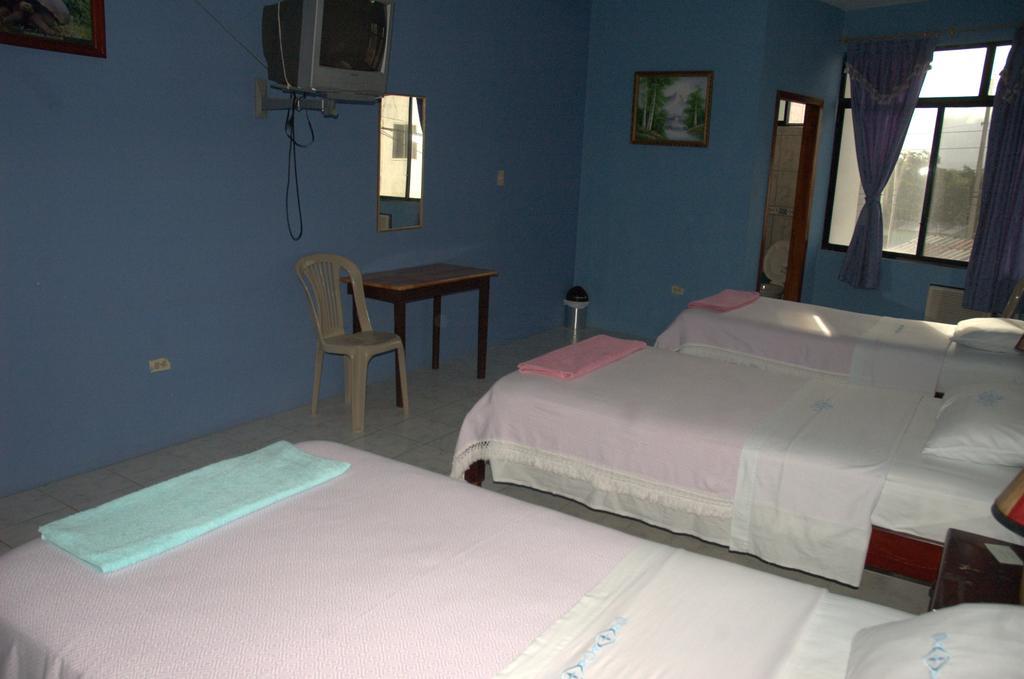 Hostal La Isla Del Descanso Puerto Villamil Esterno foto