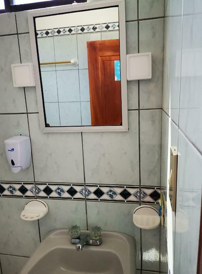 Hostal La Isla Del Descanso Puerto Villamil Esterno foto