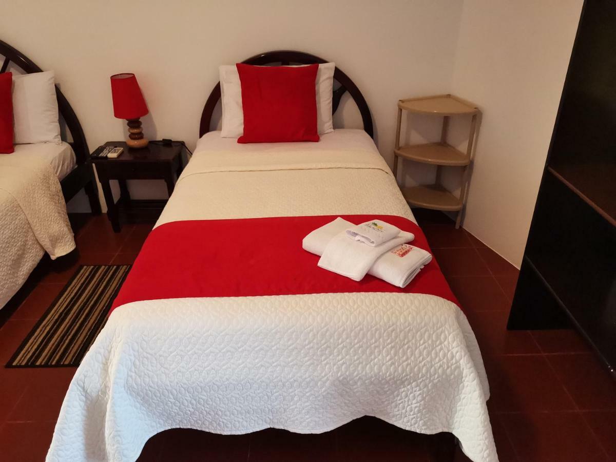 Hostal La Isla Del Descanso Puerto Villamil Esterno foto