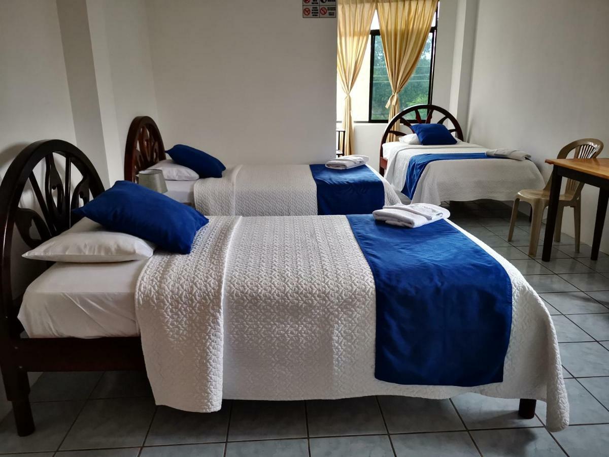 Hostal La Isla Del Descanso Puerto Villamil Esterno foto