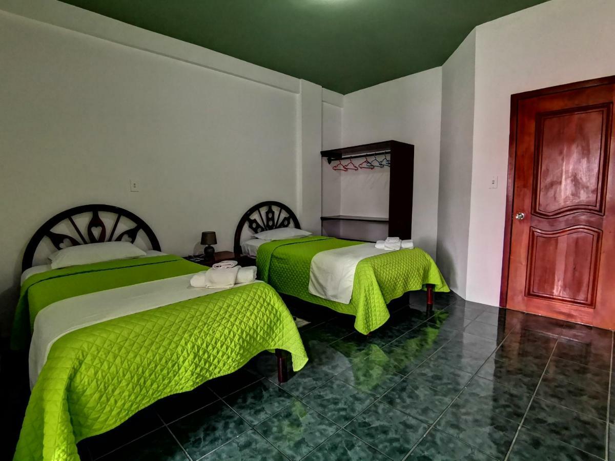 Hostal La Isla Del Descanso Puerto Villamil Esterno foto
