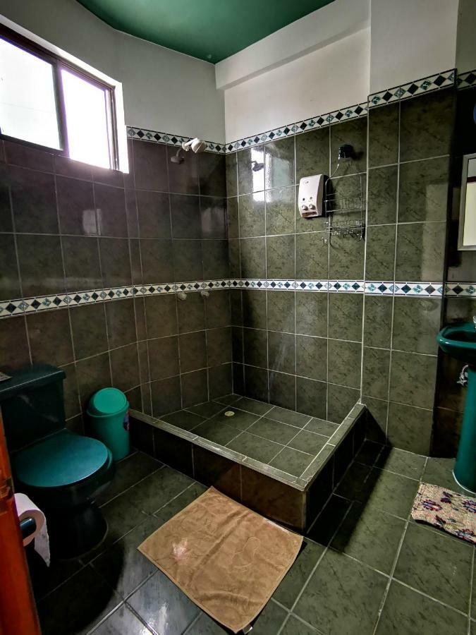 Hostal La Isla Del Descanso Puerto Villamil Esterno foto