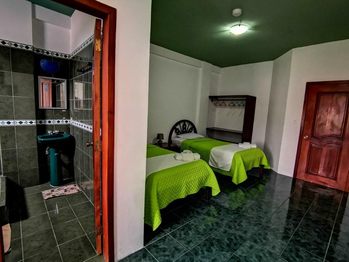 Hostal La Isla Del Descanso Puerto Villamil Esterno foto