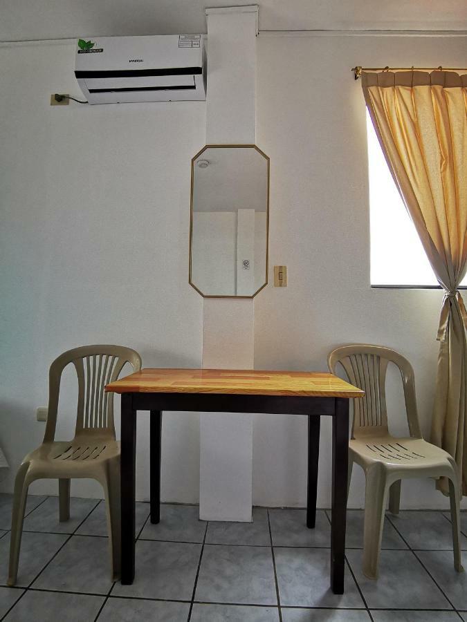 Hostal La Isla Del Descanso Puerto Villamil Esterno foto