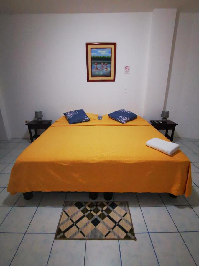 Hostal La Isla Del Descanso Puerto Villamil Esterno foto